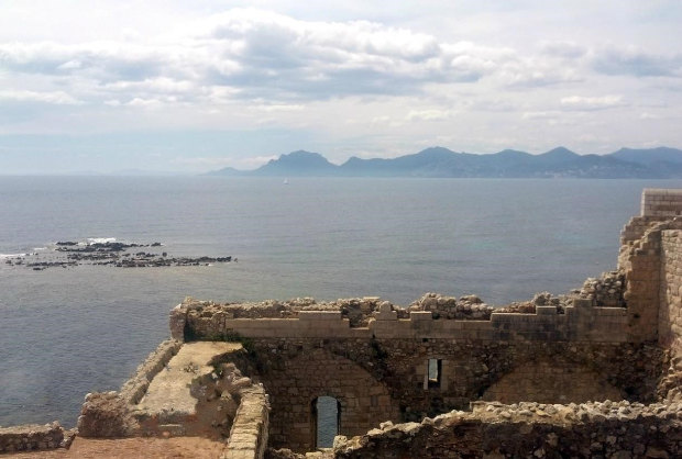 Vue vers louest depuis lancien monastère fortifié de lîle Saint Honorat