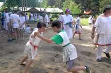 Un combat entre enfants pendant une s&eacute;rie d'&eacute;preuves olympiques &agrave; l'&eacute;cole Waldorf (en 5&egrave;me classe)