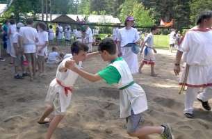 Un combat entre enfants pendant une s&eacute;rie d'&eacute;preuves olympiques &agrave; l'&eacute;cole Waldorf (en 5&egrave;me classe)