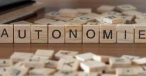 Le mot "autonomie" est mentionn&eacute; sur un panneau en bois.