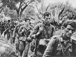 Jeunes soldats se rendant au front