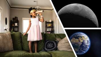 Une petite fille regarde &agrave; travers une petite lunette et ce qu'elle voit c'est la lune et la terre dans l'espace