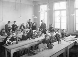 Travaux manuels dans la première école Waldorf vers 1920 Travaux manuels dans la première école Waldorf vers 1920
