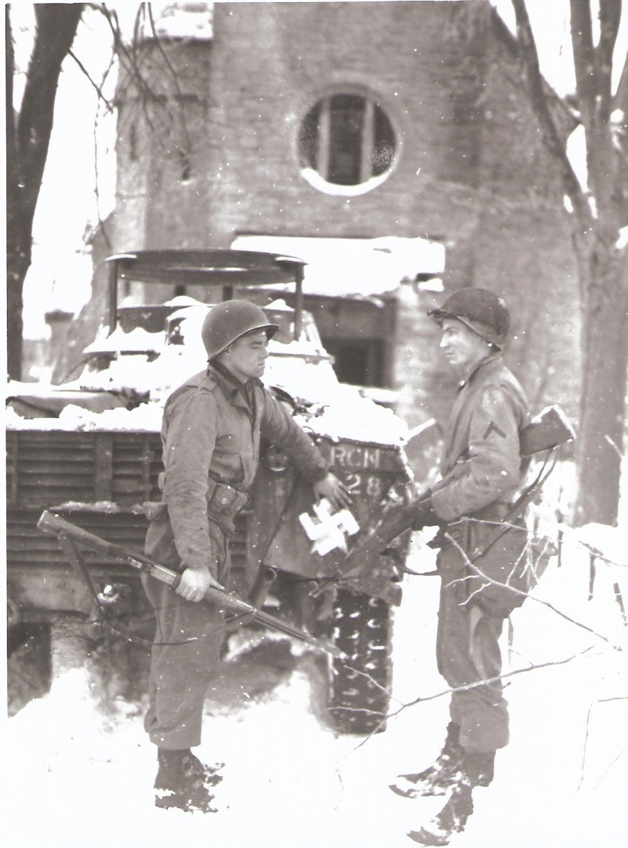 Soldats américains devant l'Église de Faymonville